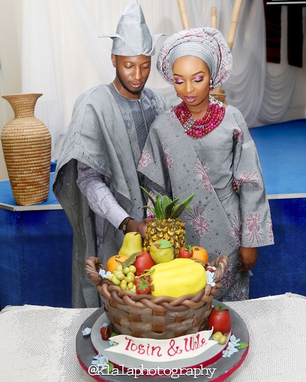 Nigerian Traditional Couple and Wedding Cake Klala Photography LoveweddingsNG