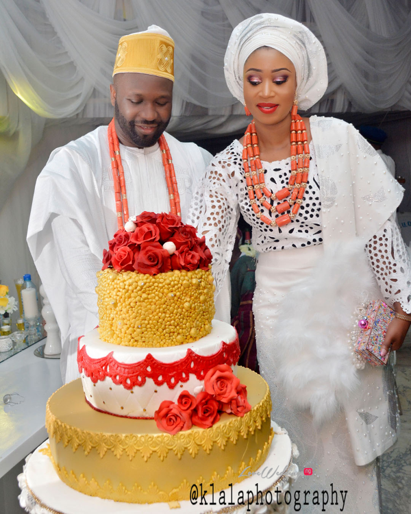 nigerian-traditional-couple-cutting-the-cake-ewemade-igbinedion-ganiu-kuteyis-royal-wedding-klala-photography-loveweddingsng-1