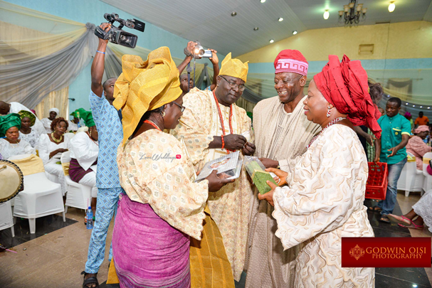 LoveweddingsNG Traditional Wedding Folusho and Temitope Godwin Oisi Photography25