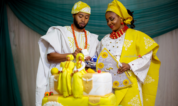 Nigerian Traditional Wedding - Bunmi and Mayowa couple cutting the cake LoveweddingsNG