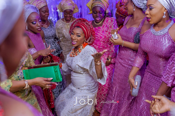 nigerian-traditional-bride-and-asoebi-girls-dancing-the-quadrys-2016-trendybee-events-loveweddingsng