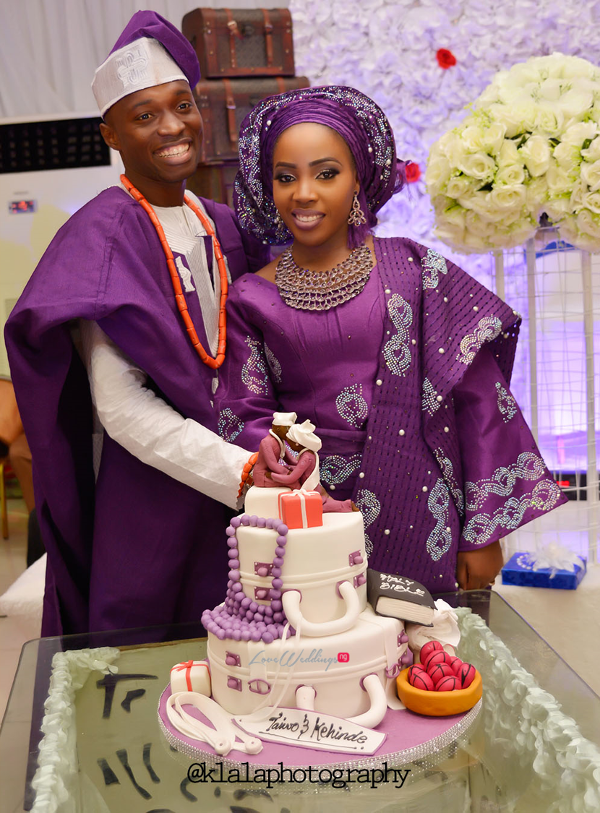 nigerian-traditional-couple-cutting-the-cake-taiwo-and-kehinde-klala-photography-loveweddingsng