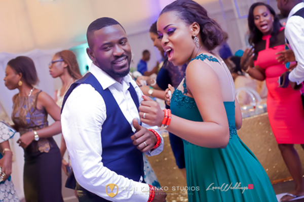 nigerian-wedding-guests-dancing-awele-and-ademola-seun-kilanko-studios-loveweddingsng