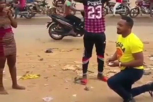 accident-scene-turned-nigerian-proposal-loveweddingsng