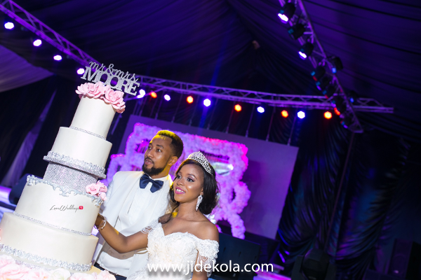nigerian-bride-and-groom-cake-cutting-frank-and-maureen-dubai-destination-wedding-jide-kola-loveweddingsng