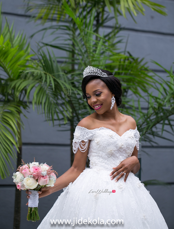 nigerian-bride-and-bouquet-frank-and-maureen-dubai-destination-wedding-jide-kola-loveweddingsng