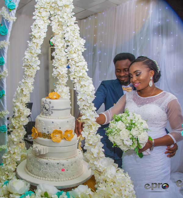 nigerian-bride-and-groom-cutting-suspended-cake-nkem-and-lanre-events-pro-loveweddingsng