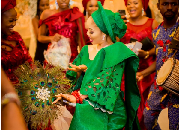 20 Nigerian brides that rocked the  peacock traditional bridal hand fan